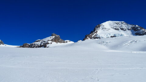 Távolodok a Sphinxtől. A túra eleje sima síelés lecsúszás az Aletsch gleccseren 3450 méterről kb. 2700 méterig