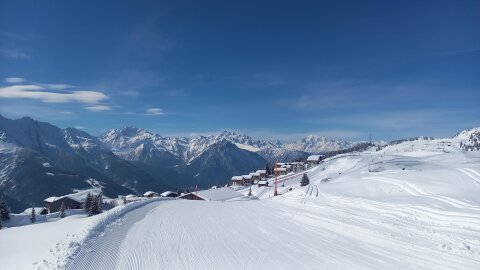 Bettmeralp. A jobb oldali piros bot felett a Matterhorn látható