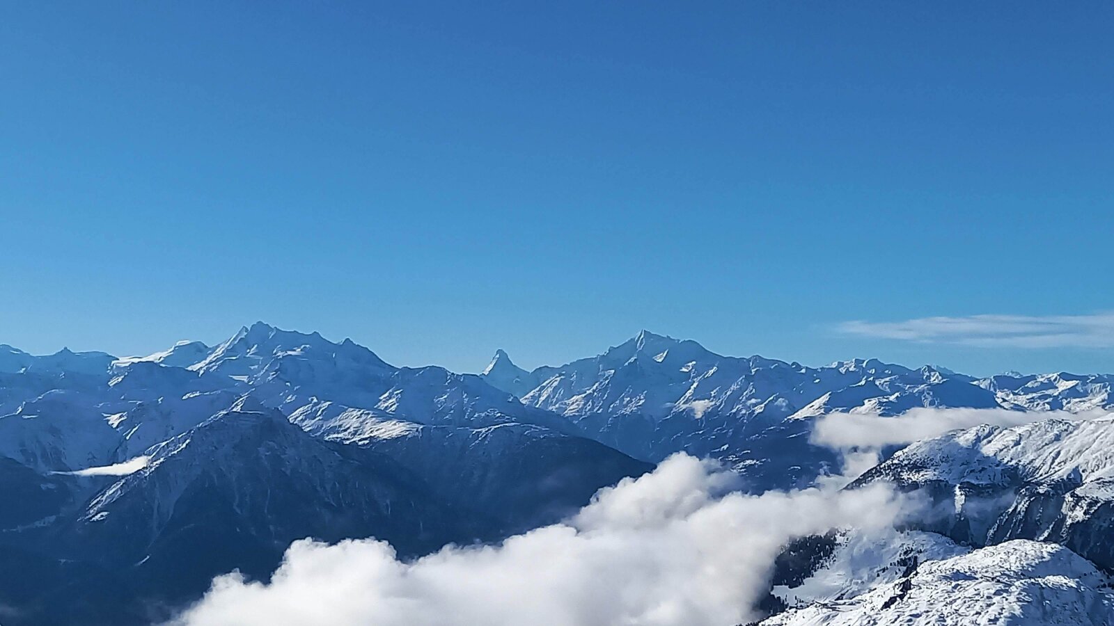 Dél nyugat irányba, Svájc legtöbbet fényképezett hegye a Matterhorn látható