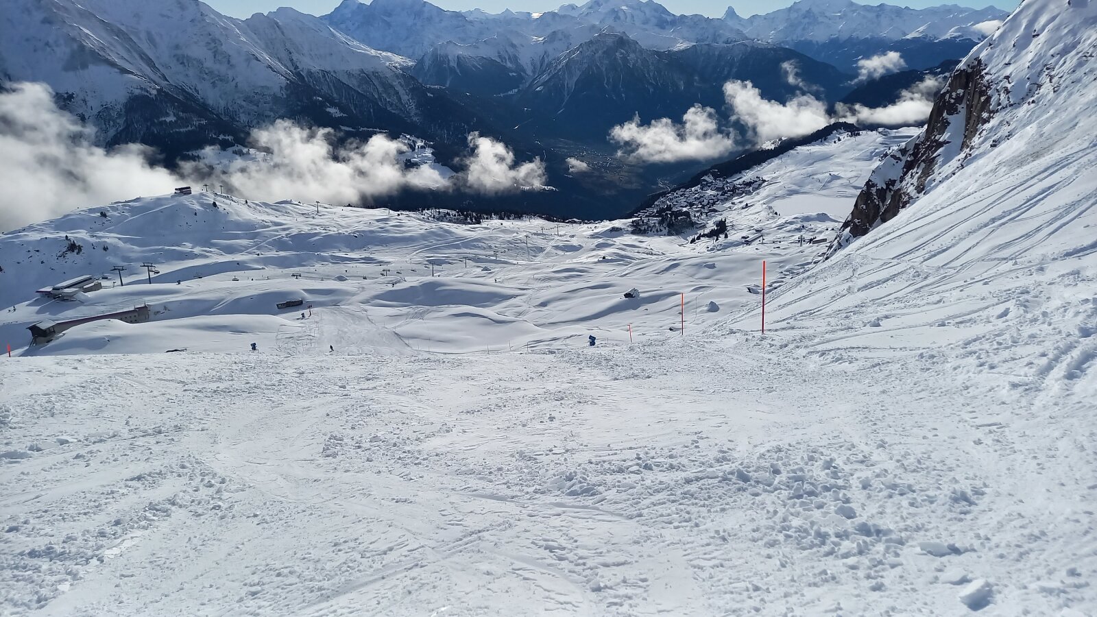 Hó csak 1900 méter felett van, a völgyben Brig városa látható
