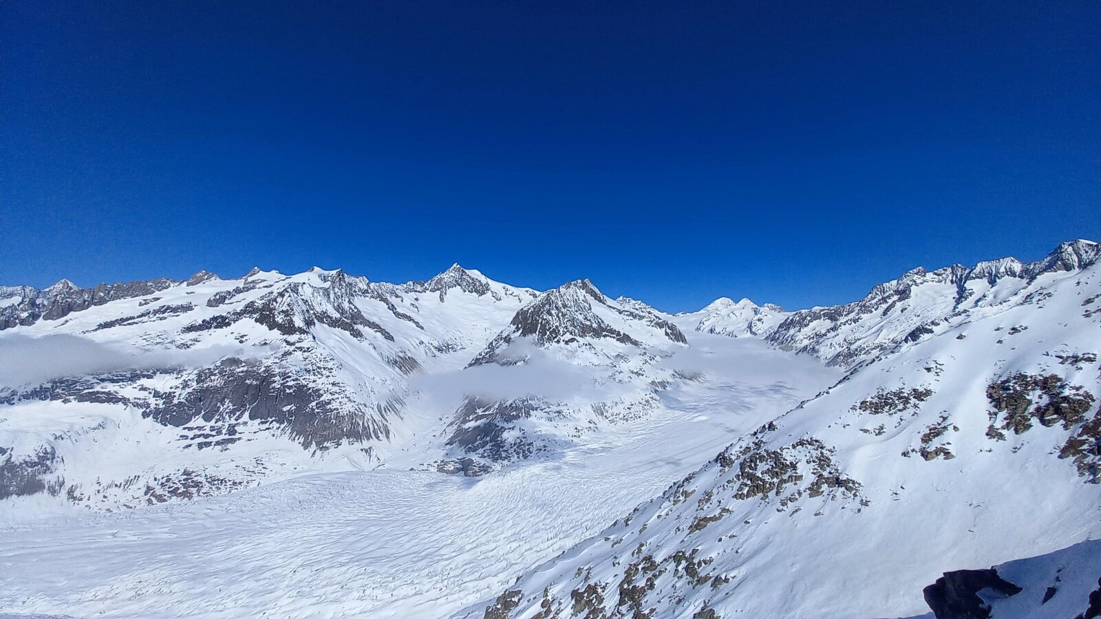 A kanyarban lent jól látható a gleccser szakadék, ott ahol olyan recés a felület