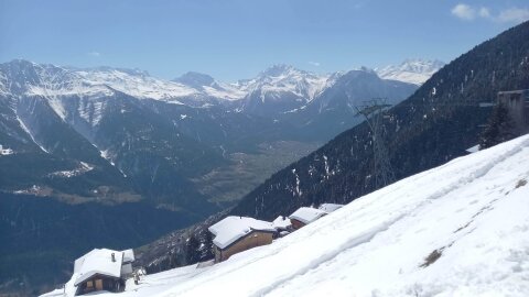 A völgyben Brig városa, balra a Simplon hágóút, szemben a Dom (4545m) és Weissmies(4011m)