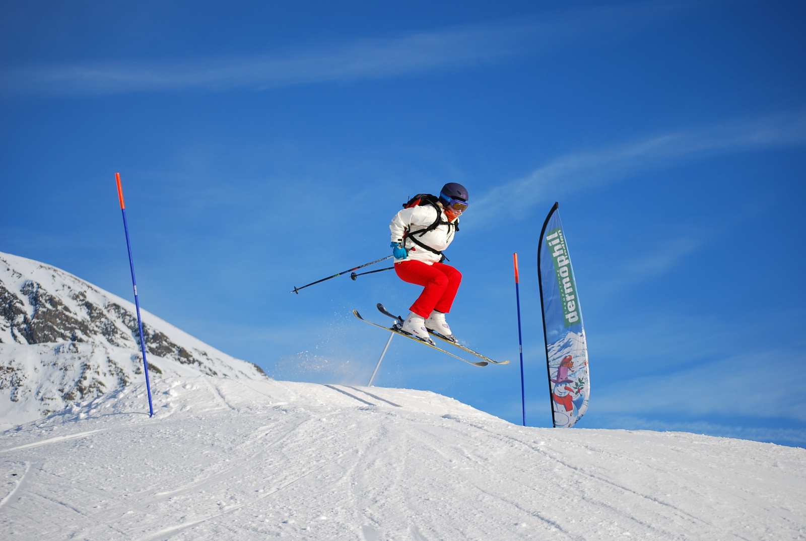 Síelő ugrat a snowparkban Alpe d'Huez-ben