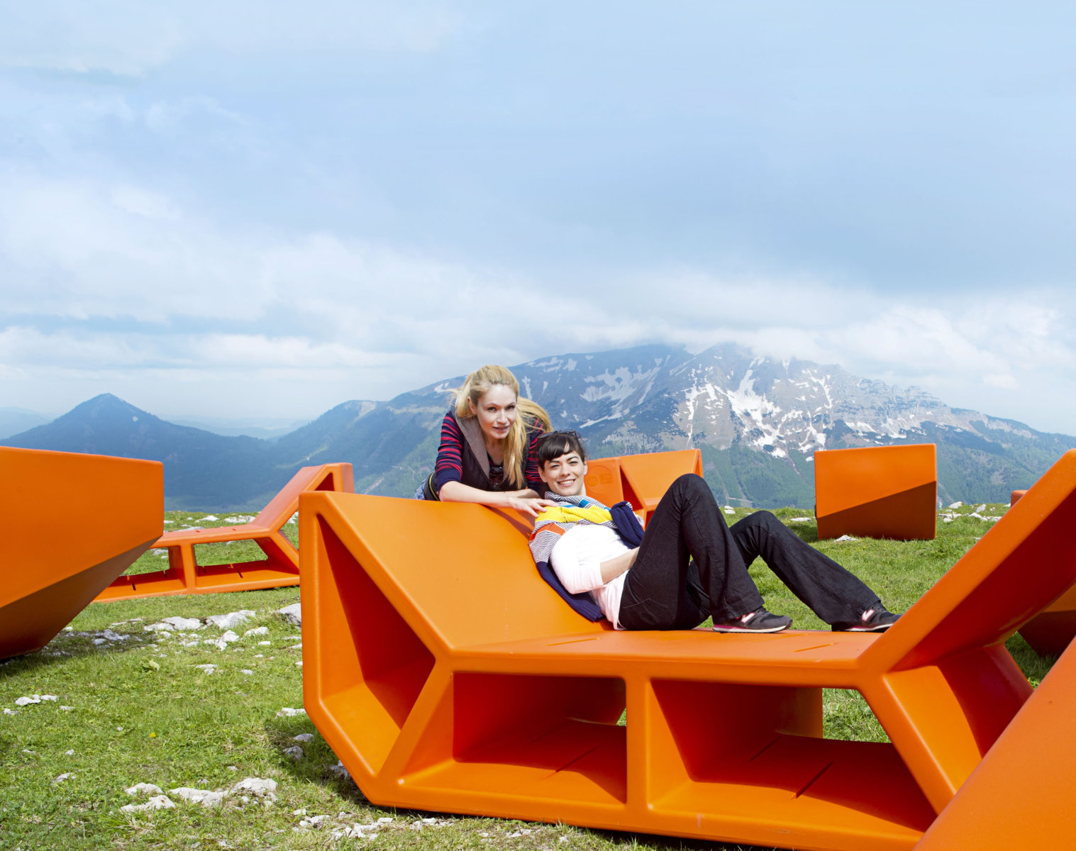 A narancsszínű Enzo kültéri bútorok a Bécsi-Alpokban