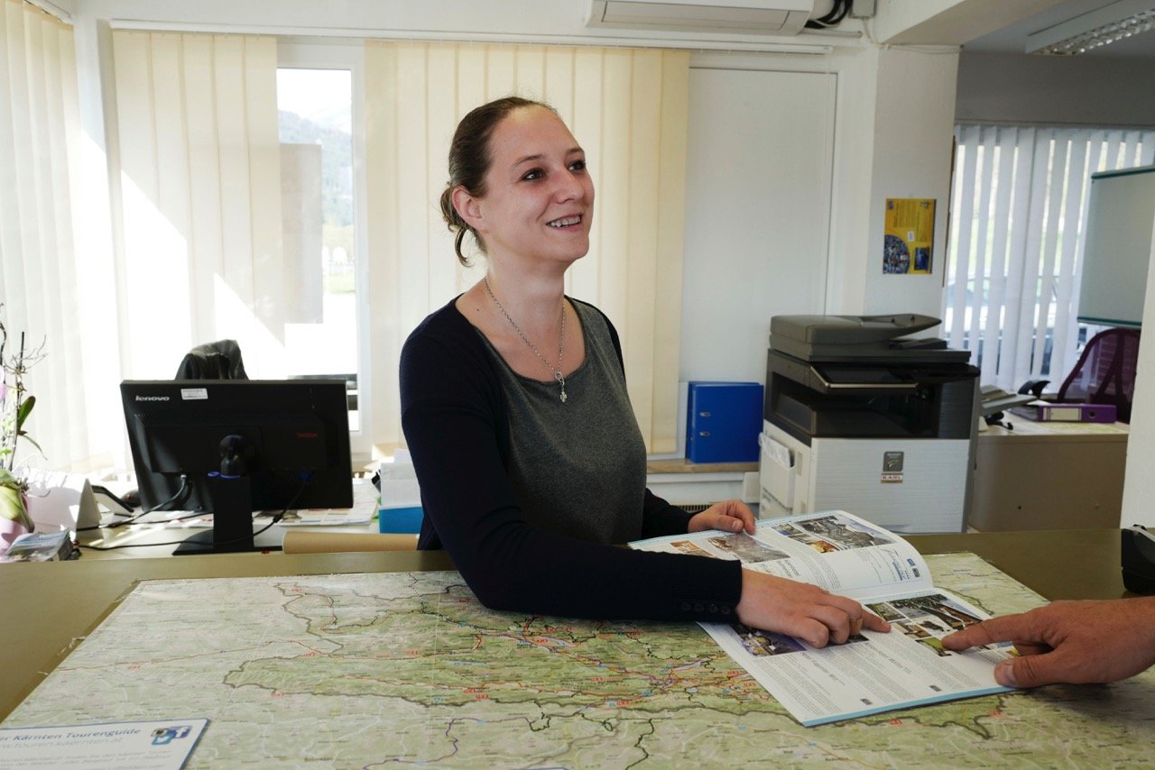 Bettina Lackner a Flattach-i túristaközpontban akár szállásban is segít a betérő síelőknek. Fotó: Szántó György
