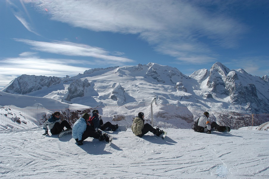 snowboarder-in-relax-al-portavescovo-sfondo-marmolada-fotoriva.jpg