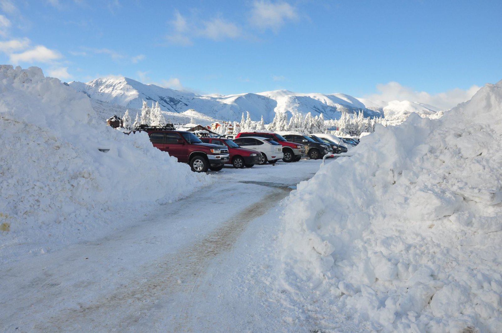 Parkoló autók és hófalak | Fotó: Cerro Catedral