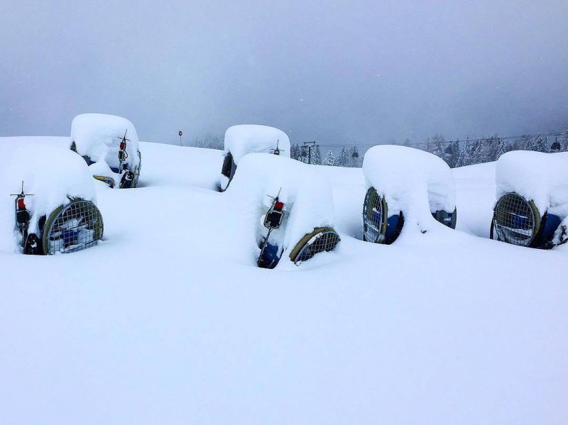 Hó alatt a hóágyúk Nassfelden - fotó: facebook - Kattints a képre a nagyításhoz