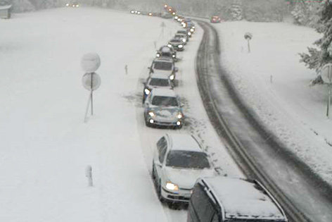 Közlekedési dugók a havazás miatt Tirolban - fotó:zeitungsfoto.at