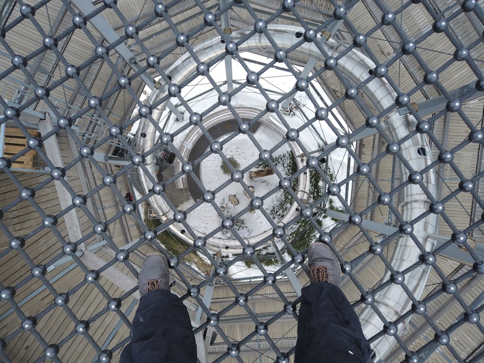 Csak bátraknak! Óriás trambulin 32 méter magasan, alatta az óriáscsúszda!