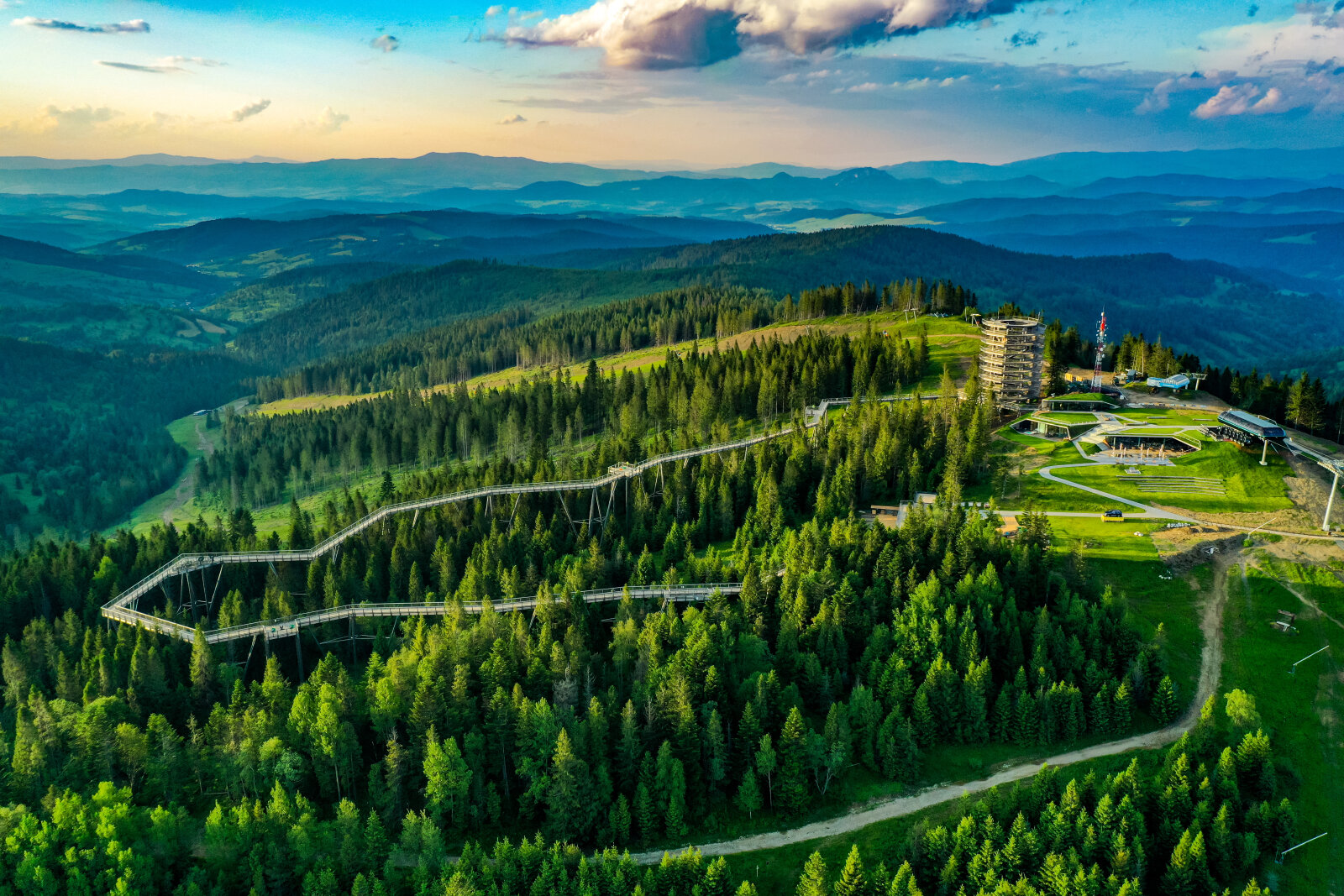 A bachledkai tanösvény 1234 m hosszan vezet a lombkoronák között, páratlan kilátással