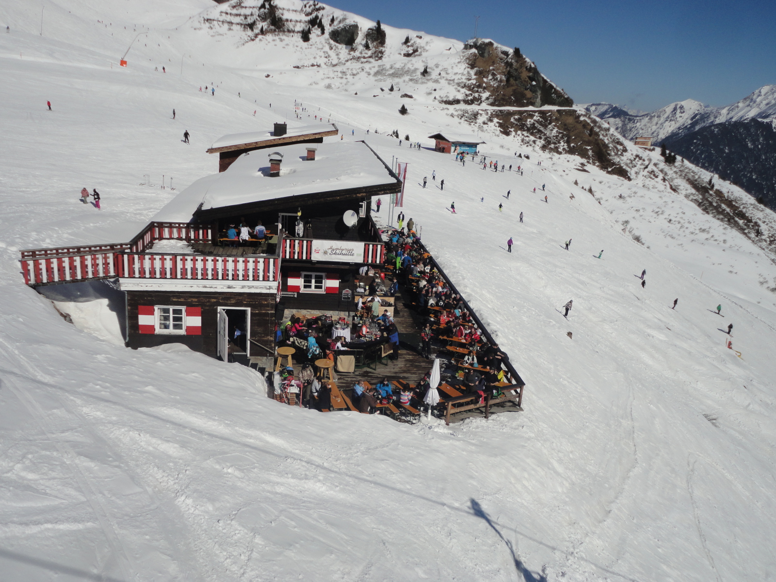 Tele a népszerű Hamburger Skihütte terasza