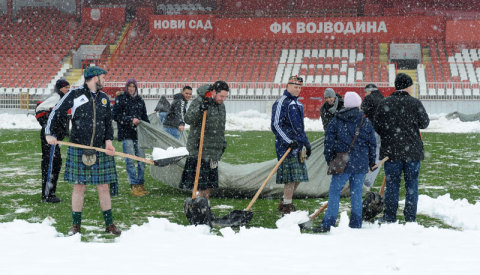 Skót szurkolók - szoknyában - segítenek a hó eltakarításában Újvidéken (Kép: D. Dozet)