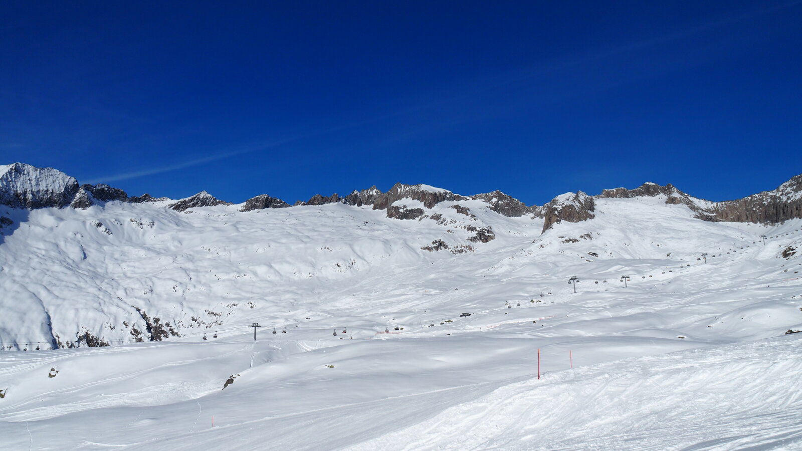 Innnen jól látható Belalp sípályái