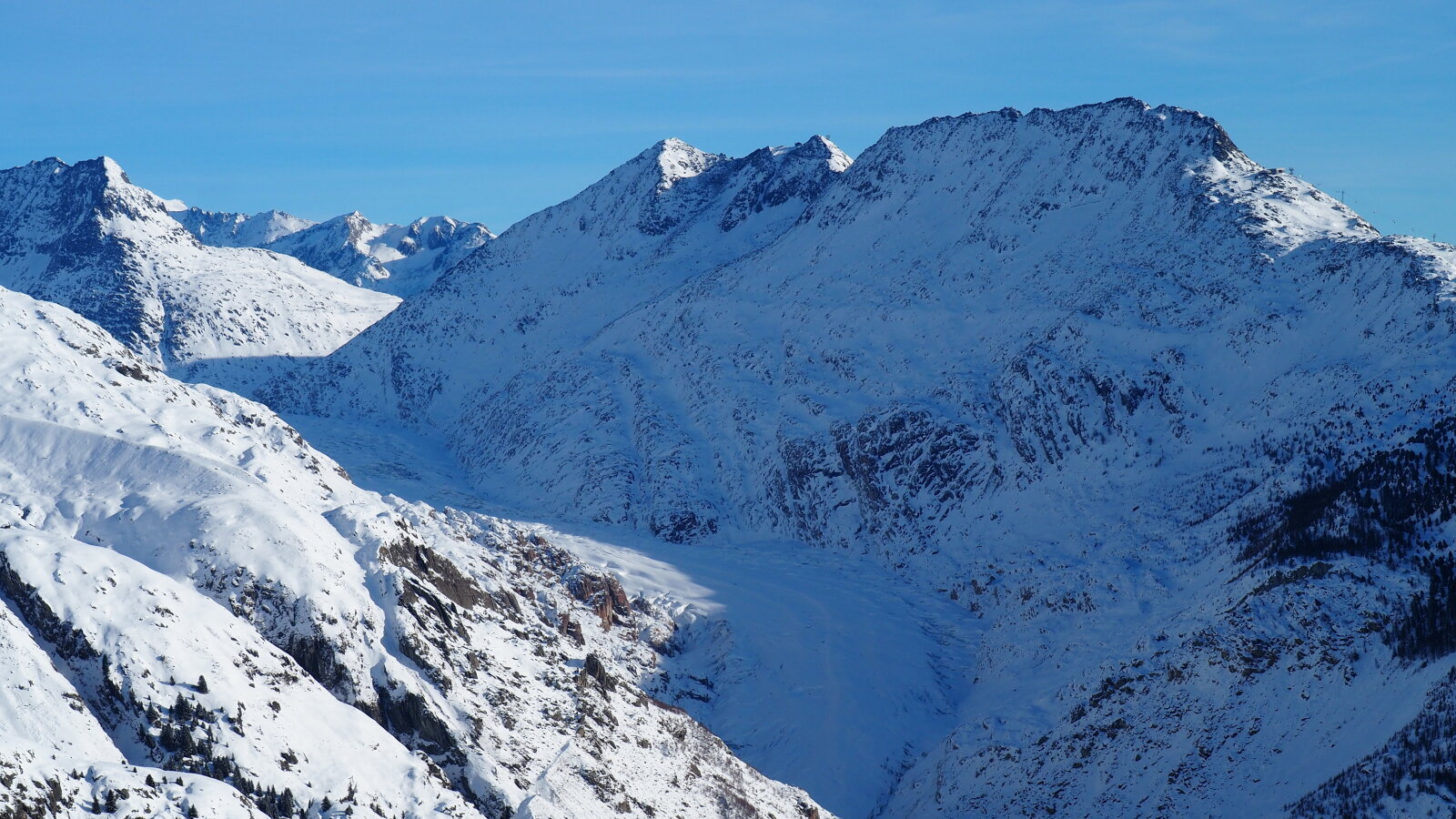 Kőzelebbről az Aletsch gleccser, mögötte az Eggishorn