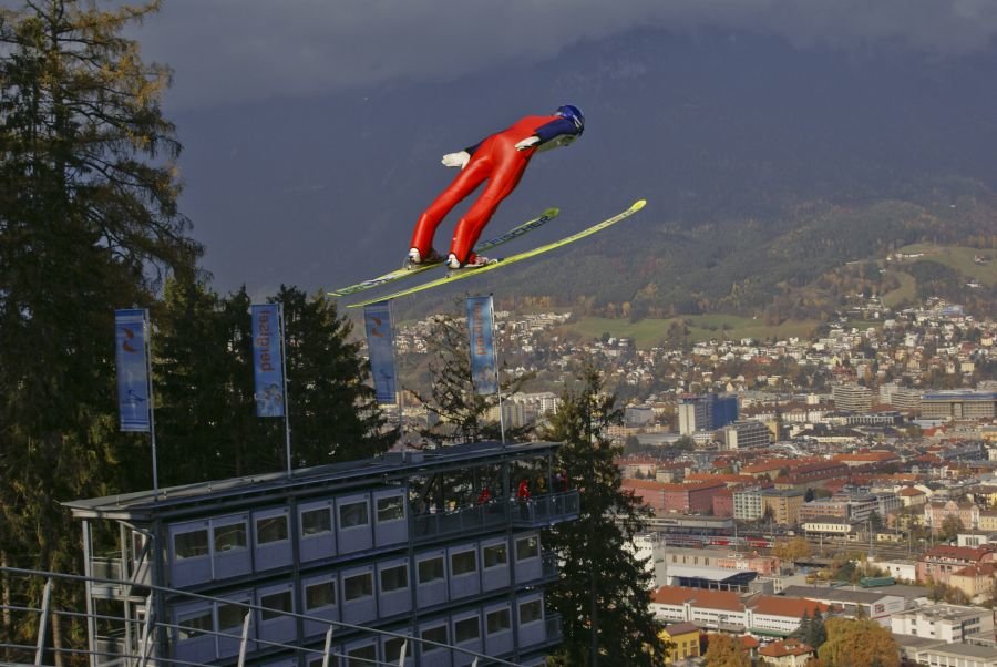 Számos sporteseményt rendeznek itt, valamint májustól októberig látványos síugró bemutatókat is láthatunk