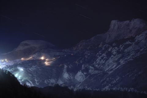 Éjszakai hóágyúzás a gleccseren, zoom és hosszú exponálással Kaprun központjából