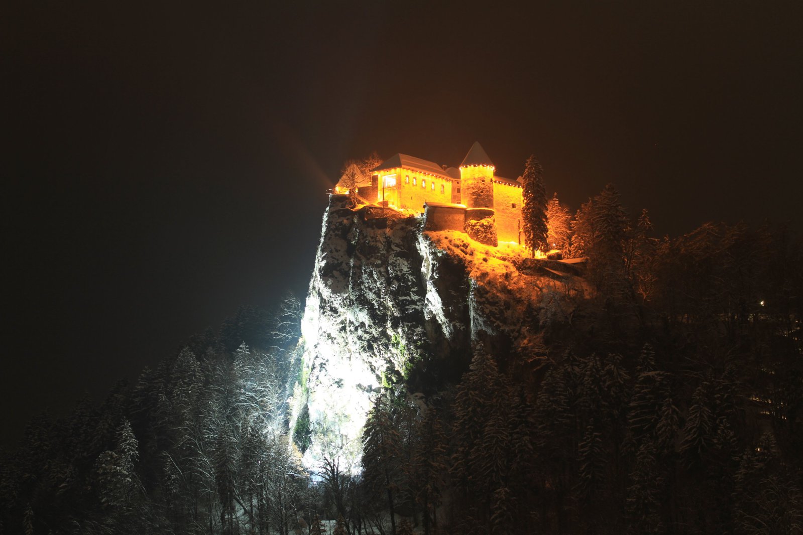 A bledi kastély esti megvilágításban  |  Fotó: Mirko Kunsic