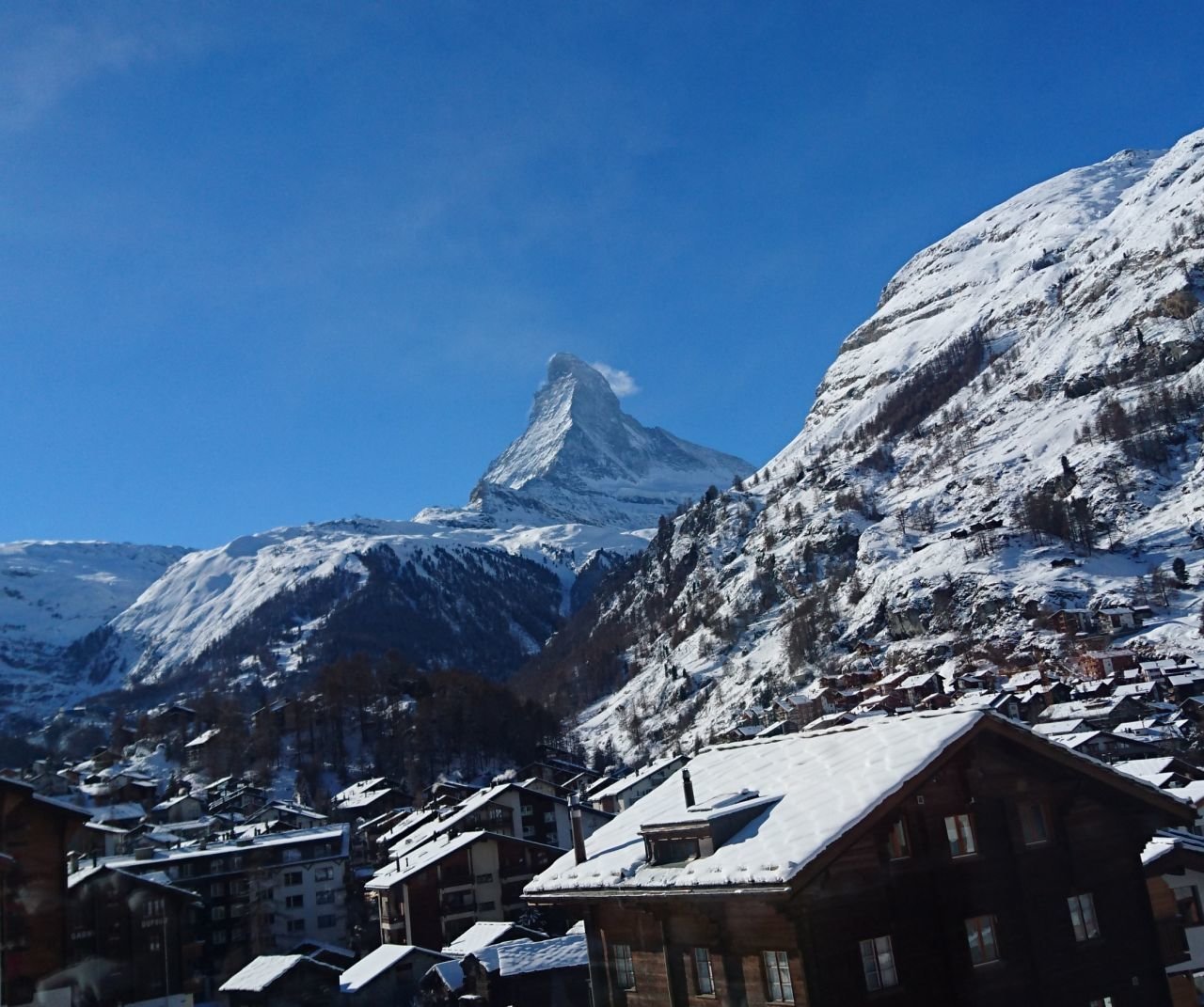 A Matterhorn a Gornergratbahnból nézve, alul Zermatt házai