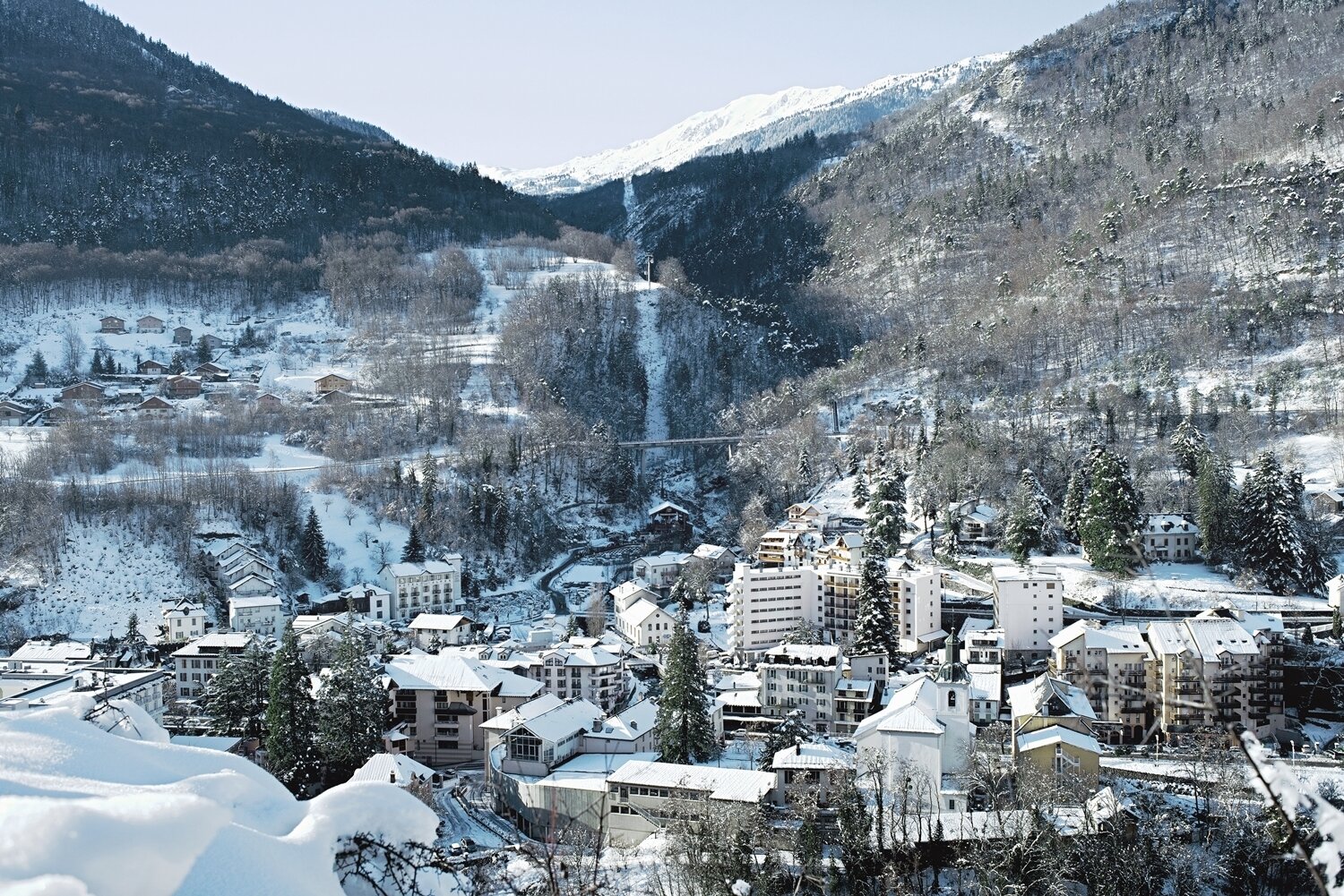 Brides-Les-Bains látképe a kabinos lifttel, ami Meribellel köti össze a települést | Fotó: David Andre