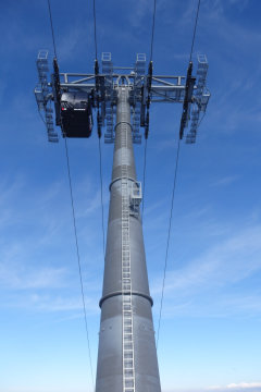 Technika. (A 120 km-es szélerősségig működőképes A1 lift, aminek az oszlopai messziről nézve sajnos egy kicsit elnyomják a hegyet, ami így kisebbnek tűnik.)