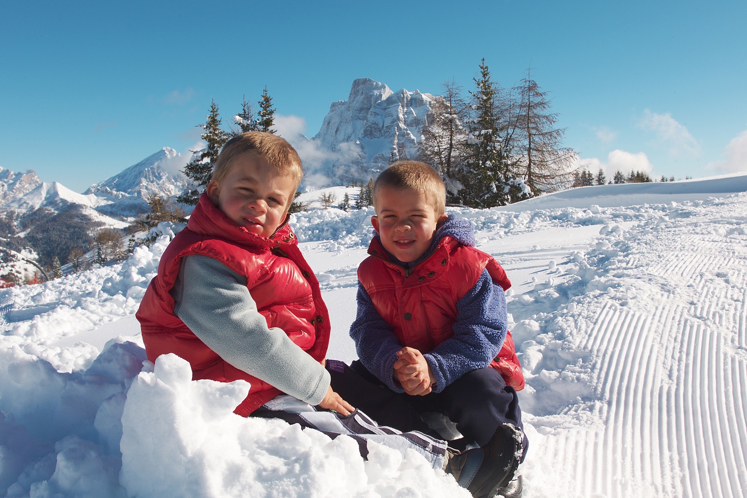 bambini-sulla-neve-sfondo-pelmo-fotoriva.JPG