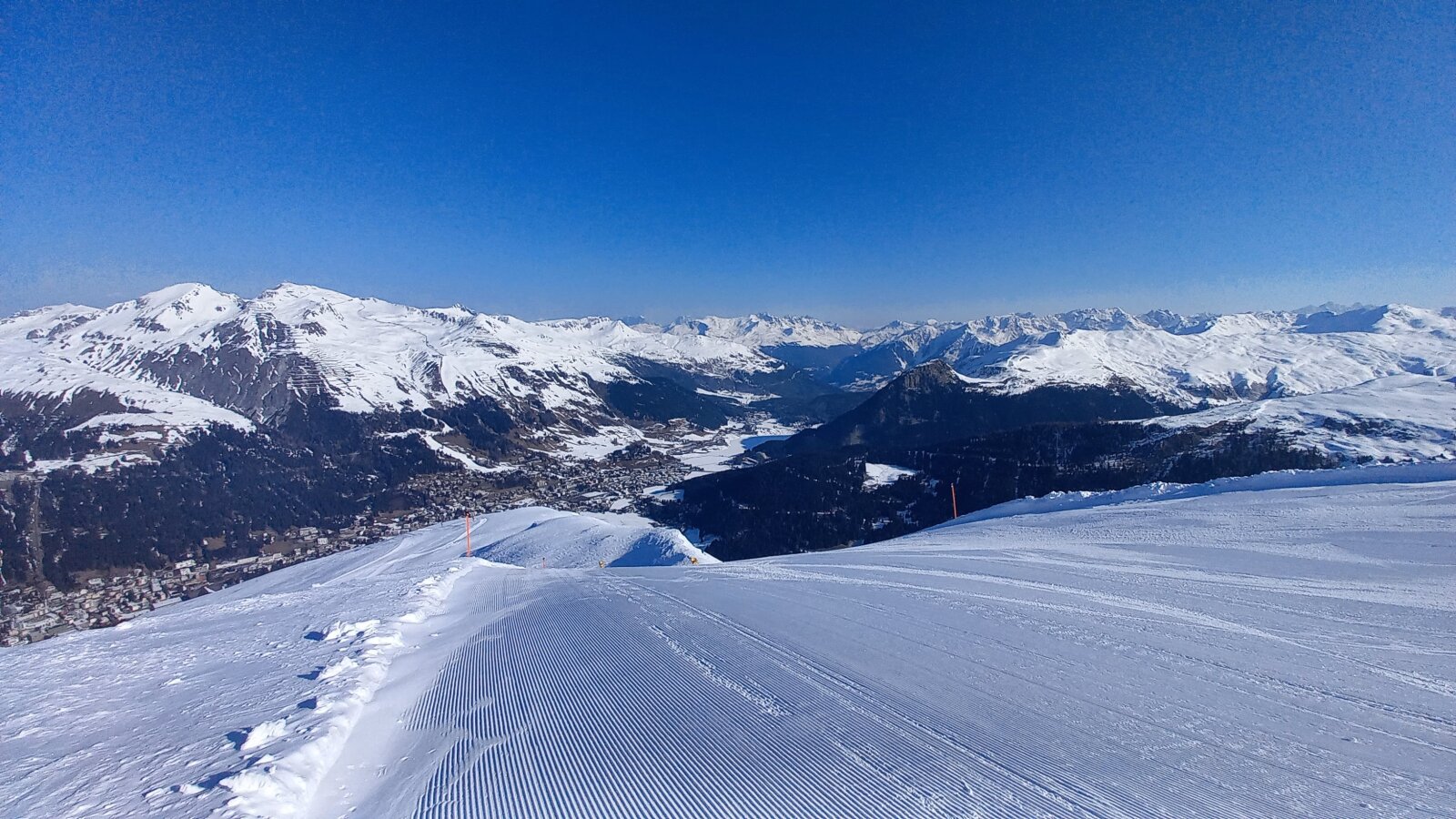 Az 1-es pálya piros része, a völgyben Davos jobb oldalon a Davosi tó