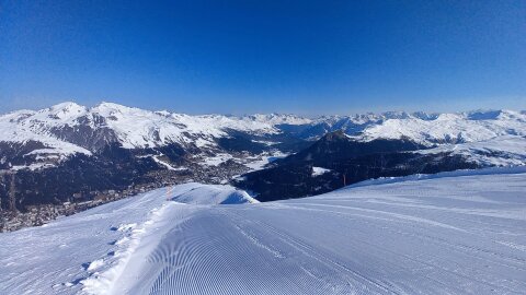 Az 1-es pálya piros része, a völgyben Davos jobb oldalon a Davosi tó
