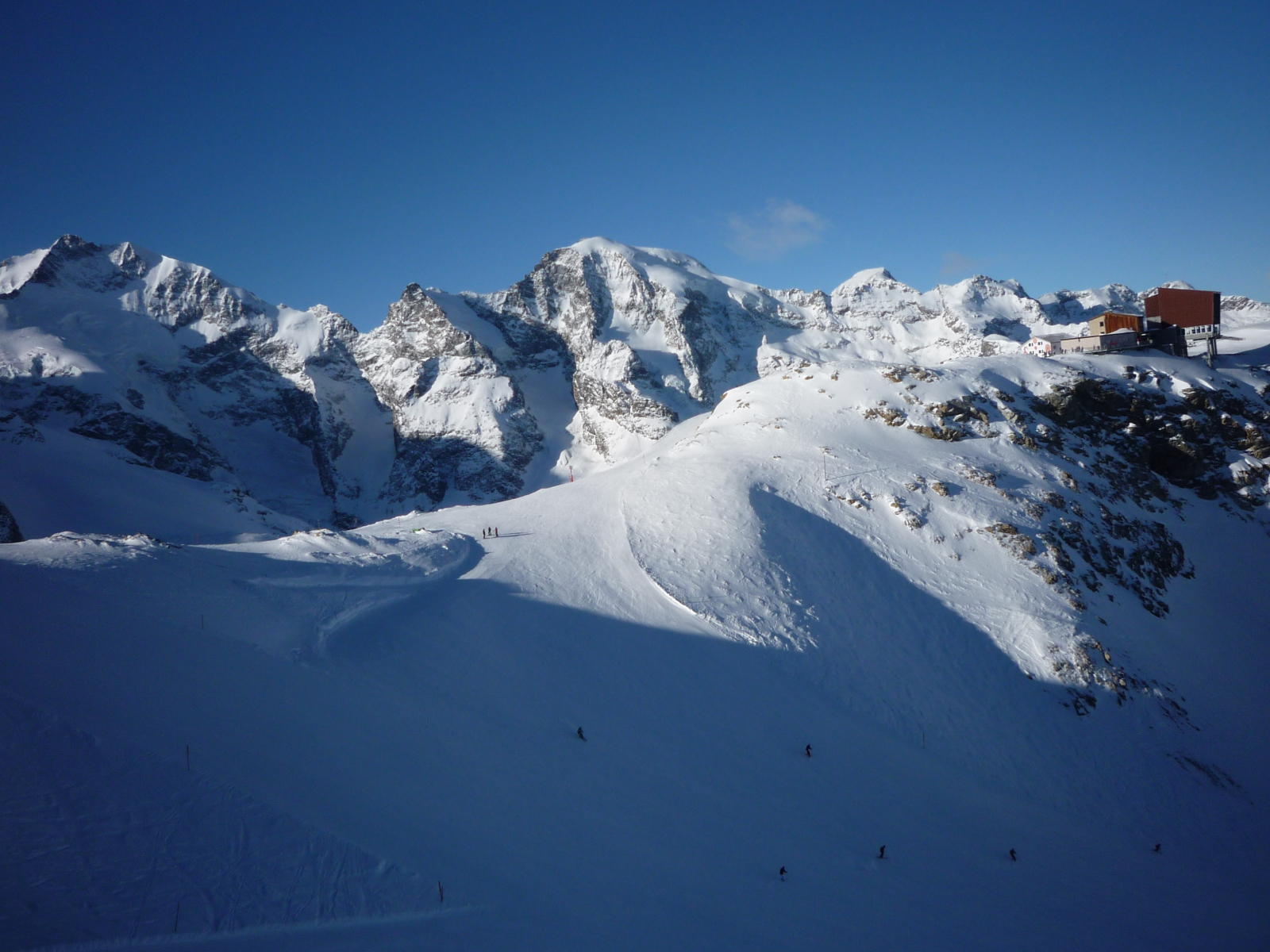 Bernina-Diavolezza felvonó felső állomása (2978 m), háttérben a Piz Morteratsch (3751 m) és balra a Piz Bernina (4049 m)