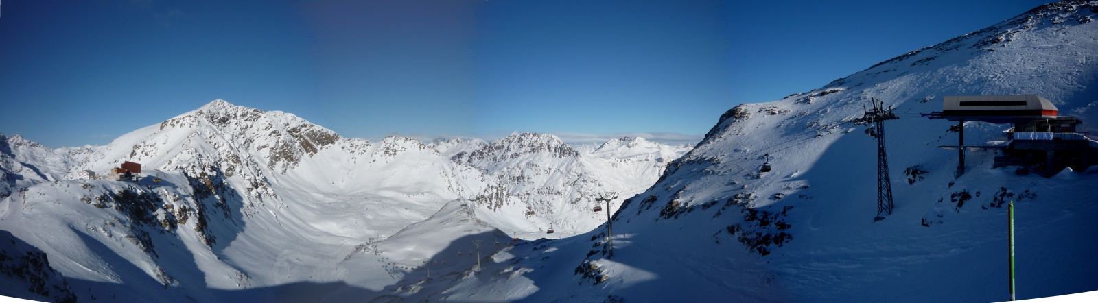 Kilátás a pályák és a völgy felé 3000 méter magasból
