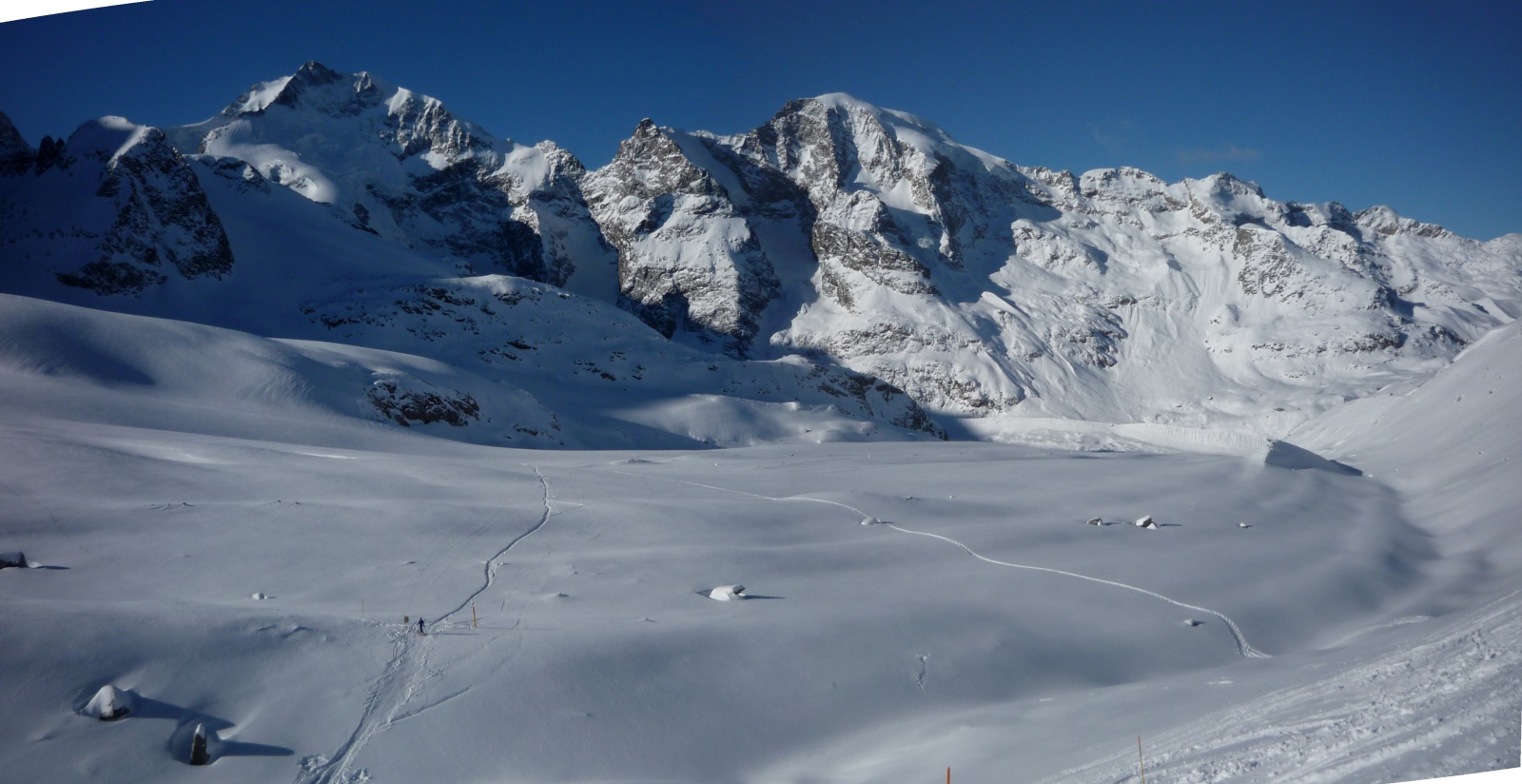 Lefelé a Pers-gleccseren, szemben a Piz Bernina (4049 m) és a Piz Morteratsch (3751 m)