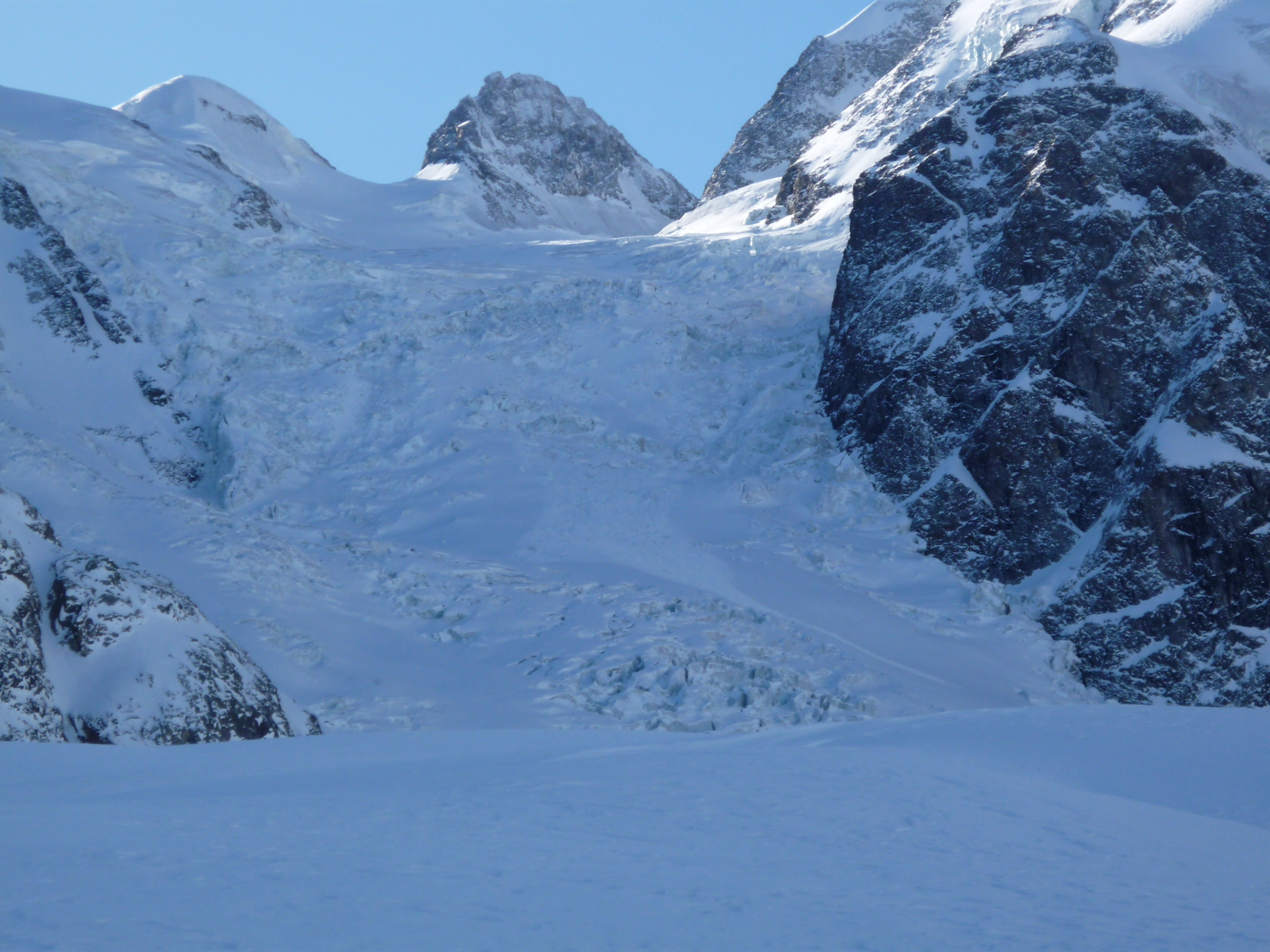 A Morteratsch-gleccser a Bernina lábánál, mögötte a Crast'Agüzza orma (3869 m)