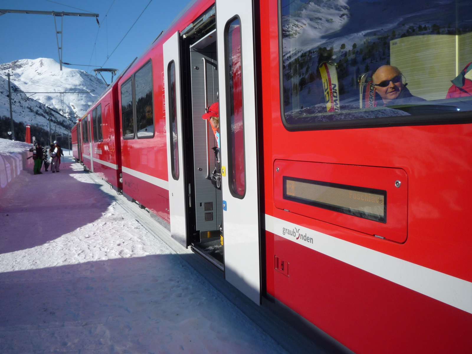 A 10 km-es gleccsersítúra végén helyi vasúttal lehet visszamenni a Bernina-Diavolezza felvonóhoz, ill. kevéssel tovább, Lagalbra
