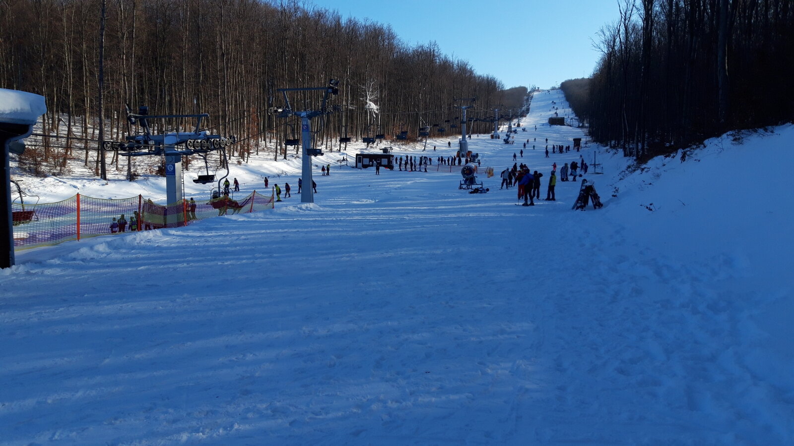 A 7-es pálya alja. jobbra és balra is tanuló liftek.