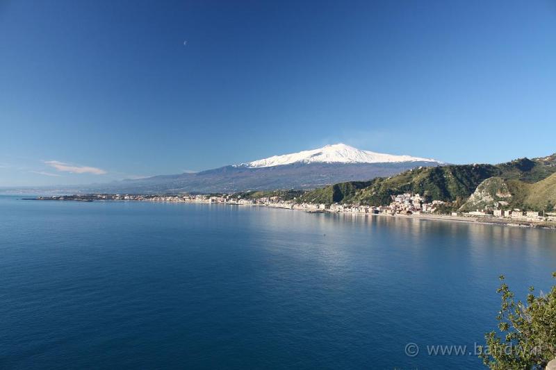 Mediterrán tengerpart és a havas óriás, az Etna (Fotó: www.bandw.it) - Kattints a képre a nagyításhoz