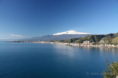 Mediterrán tengerpart és a havas óriás, az Etna (Fotó: www.bandw.it)