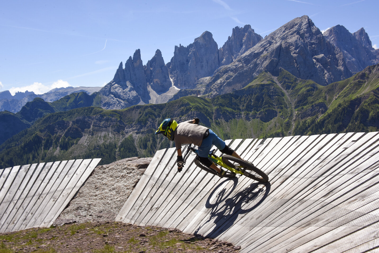 Bike trails - Falcade, háttérben a Dolomitok csúcsai