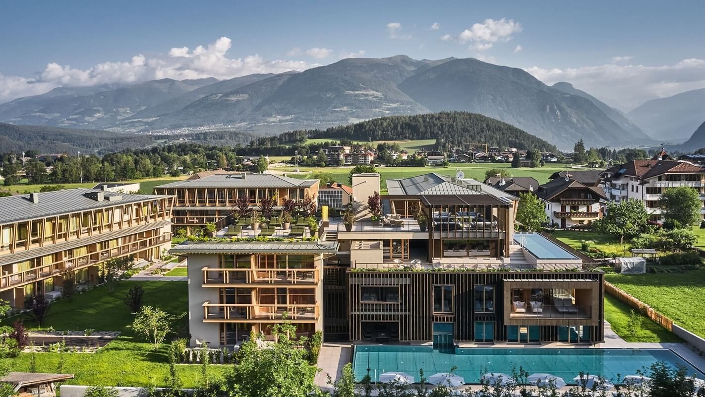 falkensteiner-hotel-kronplatz-herbst-header-exterior-desktop-01.jpg