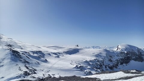 A szemben levő hegyen két sítúrázó