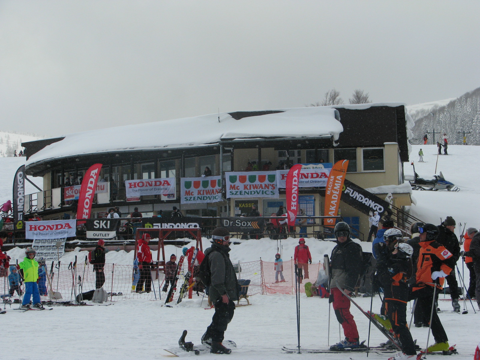 Az eredményhirdetés és a versenyiroda helyszíne