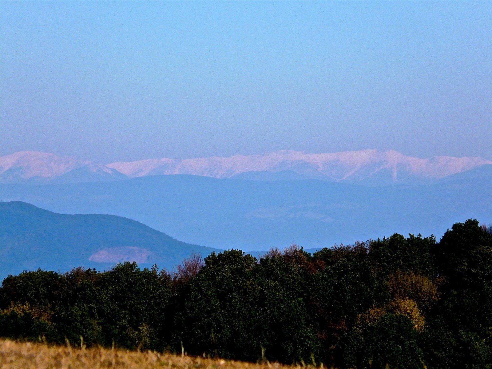 Az Alacsony-Tátra vonulata a 3-as pályáról. Chopok csúcsa (2024 m) a kép jobb oldalán és a sípályák Kosodrevina felett. – itt: Mátraszentistváni Sípark.