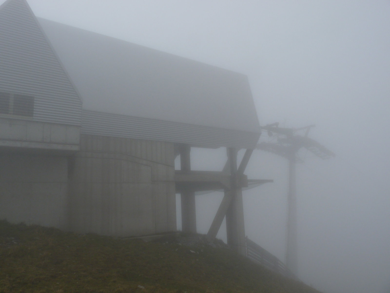Chälenegg felvonó hegyállomása 1938m-en egész nap ködben