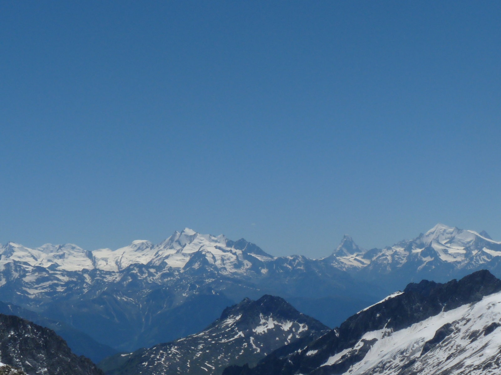 középen Európa legtöbbet fényképezett hegye (Matterhorn)