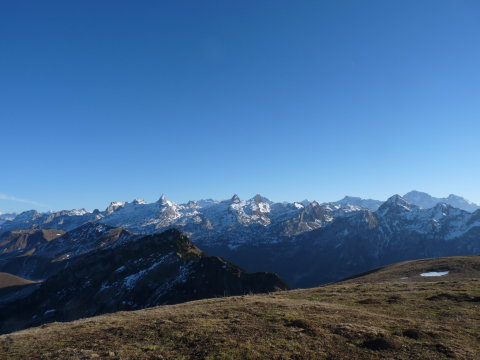 szemben (dél fele) az Uri Rotstock meg a háromezres hegyek