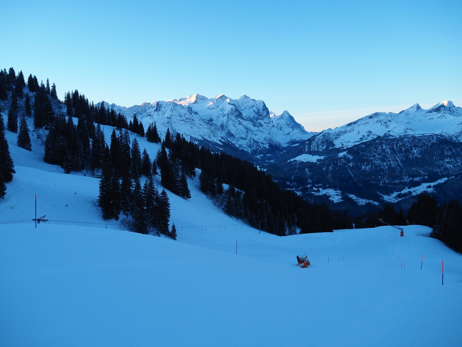 Szemben a Wetterhorn csúcsát már 8 órakor süti a nap