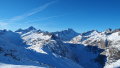 a gerincen jobbra a Lauteraarhorn és a Schreckhorn csúcsai látszanak, a völgyben a gleccser illetve a Grimsel befagyott vége