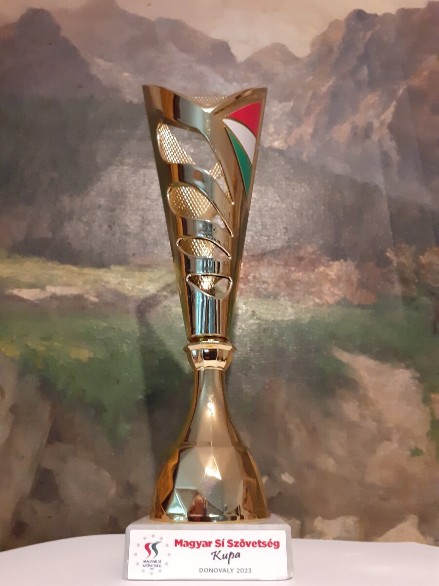 26 darab ilyen szép kupa várja gazdáit!