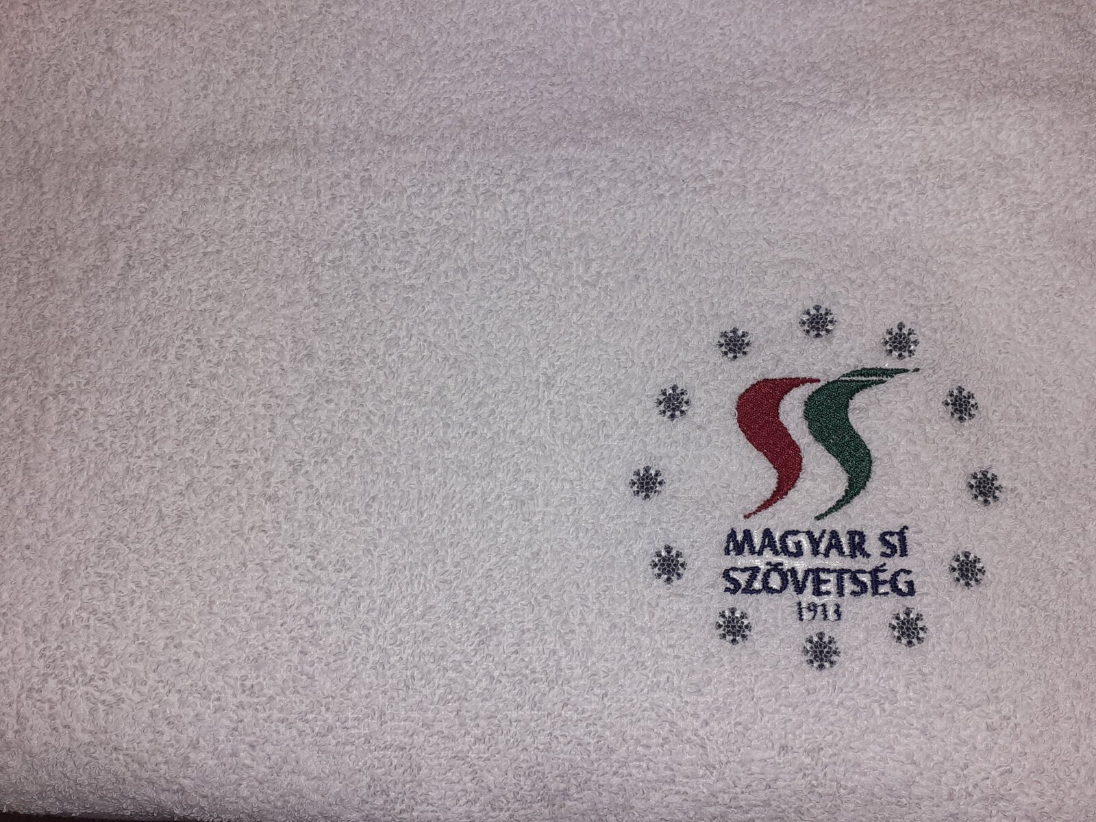 70 x 140 cm méretű frottír törülköző, melyet minden rajtoló megkap
