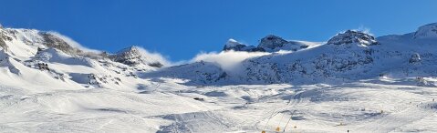 A Theodul Pass gerinc túloldalán Zermatt felhö alatt.