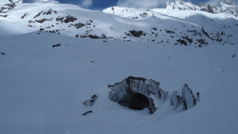 2200 méteren a Langgletscher bejárata. A terv mára az volt, hogy Blattenből 1540-ről felmegyek a Lötschenlückeig ami 3156m-en fekszik